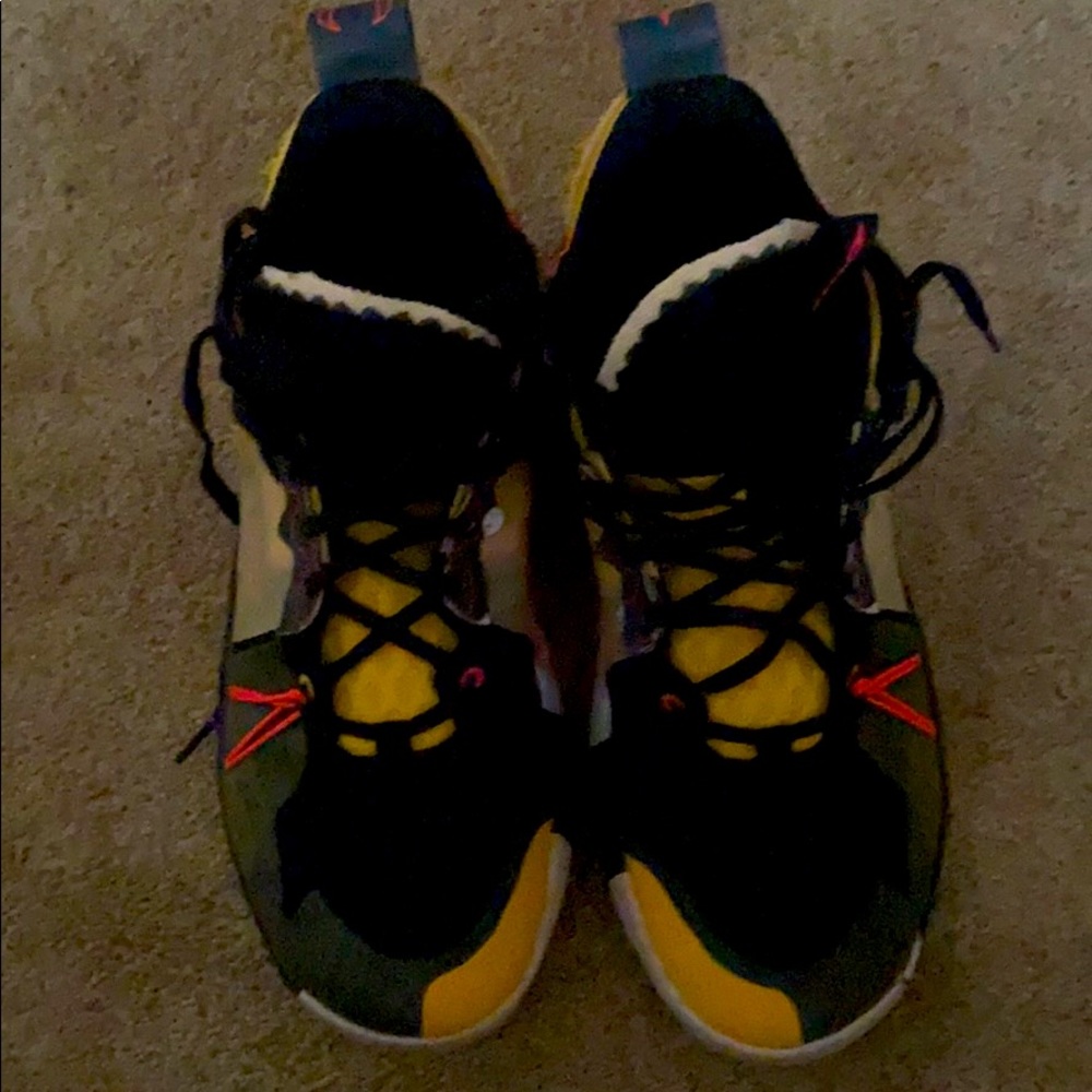 Men’s basketball shoes